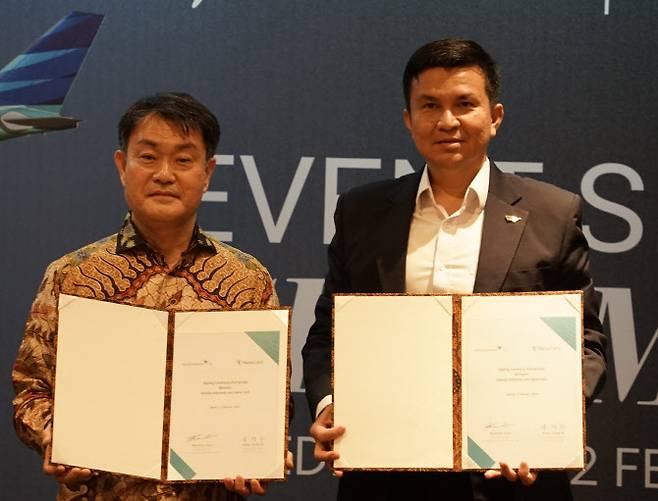 하나카드 성영수 대표이사(왼쪽)와 가루다인도네시아 와밀단 대표이사가 지난 12일 가루다인도네시아 본사에서 열린 파트너십 체결식에서 기념촬영을 하고 있다. 사진=하나카드 제공