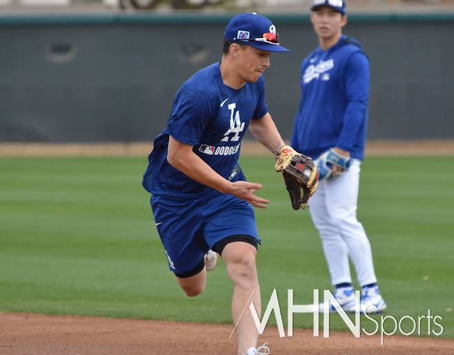 (김혜성(오른쪽)이 다저스 스프링캠프에서 선배 토미 에드먼의 수비하는 모습을 뒤에서 유심히 지켜보고 있다)