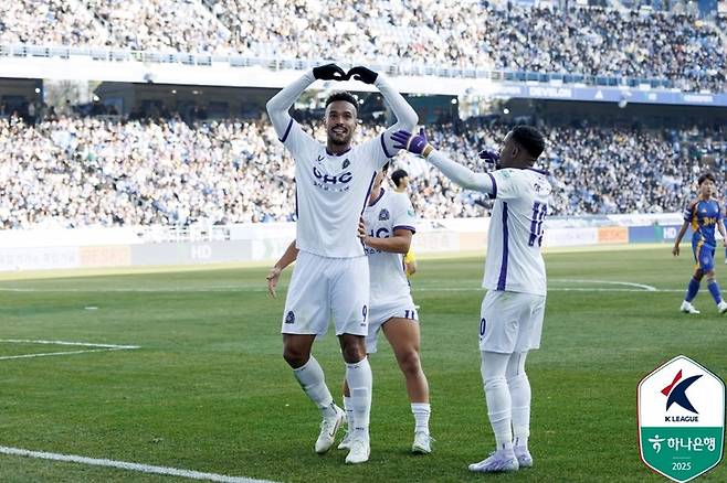 16일 울산 HD와 경기에서 후반 막판 결승골을 넣은 뒤 세리모니하는 FC안양 모따