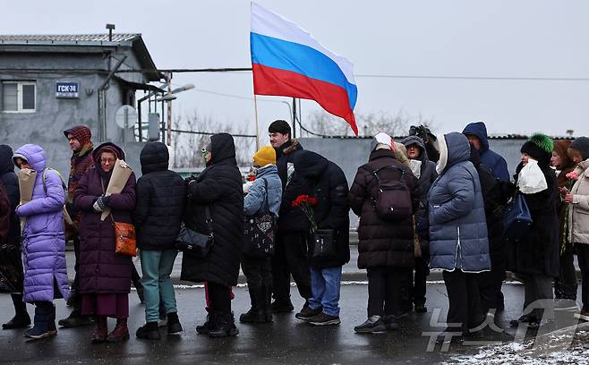 16일(현지시간) 러시아 모스크바 보리솝스코예 묘지에 있는 알렉세이 나발니의 묘지에서 시민들이 나발니 사망1주기를 추모하고 있다.  ⓒ 로이터=뉴스1
