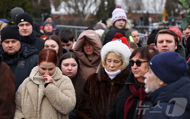 16일(현지시간) 러시아 모스크바 보리솝스코예 묘지에 있는 알렉세이 나발니의 묘지에서 시민들이 나발니 사망1주기를 추모하고 있다.  ⓒ 로이터=뉴스1