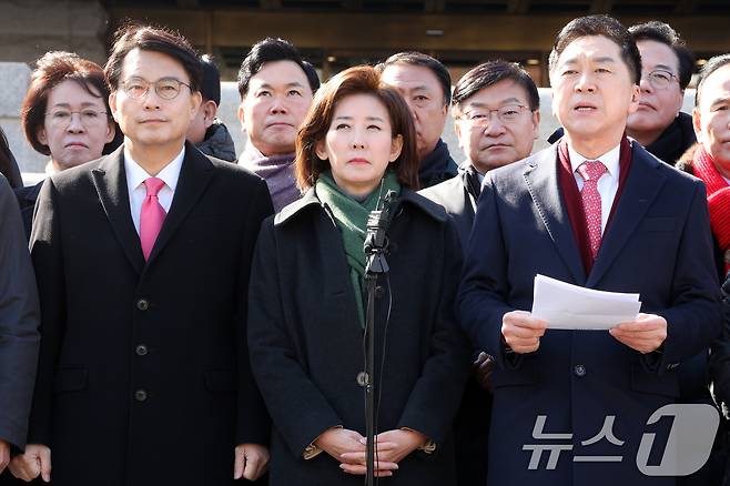 국민의힘 의원들이 17일 서울 종로구 헌법재판소 앞에서 윤석열 대통령 최소한 방어권 보장 촉구 및 불공정성 규탄과 관련해 헌법재판소 사무처장을 면담하기에 앞서 기자회견을 하고 있다. (공동취재) 2025.2.17/뉴스1 ⓒ News1 김성진 기자