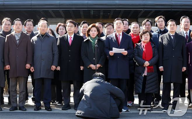 국민의힘 의원들이 17일 서울 종로구 헌법재판소 앞에서 윤석열 대통령 최소한 방어권 보장 촉구 및 불공정성 규탄과 관련해 헌법재판소 사무처장을 면담하기에 앞서 기자회견을 하고 있다. (공동취재) 2025.2.17/뉴스1 ⓒ News1 김성진 기자