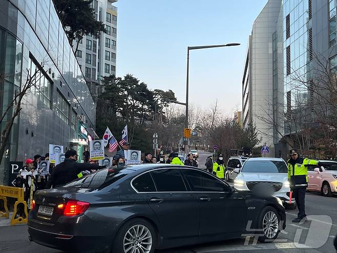 17일 저녁 문형배 헌법재판소장 권한대행의 자택으로 추정되는 서울 종로구 평동의 한 아파트 단지 앞에서 윤석열 대통령 지지자들이 집회를 열었다. 2025.02.17/ⓒ 뉴스1 유수연 기자