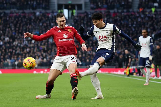 아무리 폼이 떨어지고 지쳤어도 토트넘 홋스퍼 '캡틴' 손흥민(33)은 제 몫을 다 했다. 현장에서 지켜본 홈팬들은 리그 2연승을 뒷받침한 손흥민의 노고에 기립박수로 화답했다.

토트넘은 17일 오전 1시30분(이하 한국시각) 영국 런던 토트넘 홋스퍼 스타디움에서 열린 2024~2025 잉글랜드 프리미어리그(EPL) 25라운드 홈경기에서 맨유를 상대로 전반 13분에 터진 제임스 매디슨의 결승골을 끝까지 잘 지켜내며 리그 2연승을 달성했다. 손흥민은 7점대 평점을 받았다.

<저작권자(c) 연합뉴스, 무단 전재-재배포, AI 학습 및 활용 금지>