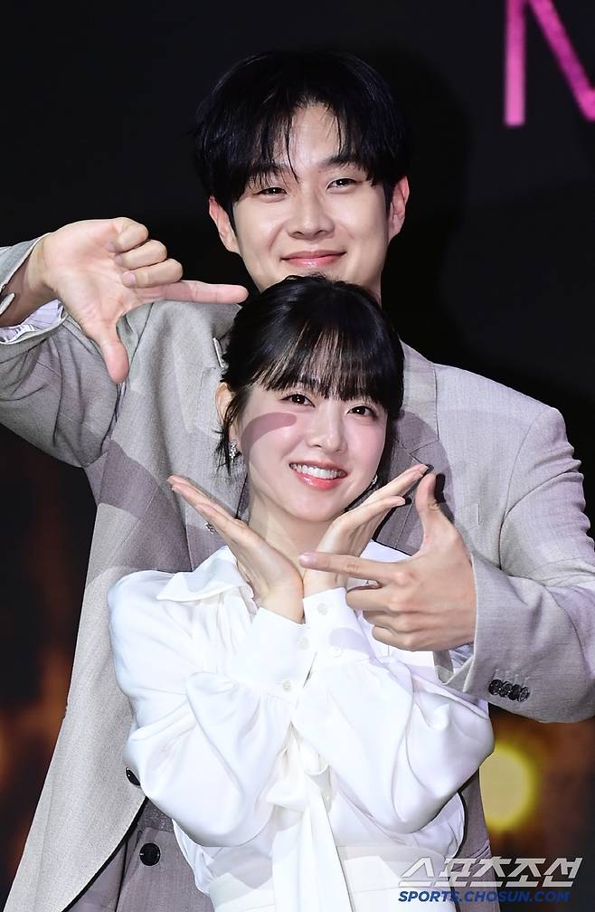 12일 JW 메리어트 동대문 스퀘어 서울에서 열린 넷플릭스 오리지널 시리즈 '멜로무비'의 제작발표회, 최우식과 박보영이 포토타임을 갖고 있다. 허상욱 기자 wook@sportschosun.com/2025.02.12/