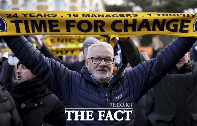 토트넘 팬들이 17일 맨유와 홈 경기에 앞서 '24년 동안 16명의 감독이 단 하나의 트로피만 얻었다'는 플래카드를 들고 다니엘 레비 회장의 퇴장을 요구하며 거리 시위를 벌이고 있다./런던=AP.뉴시스