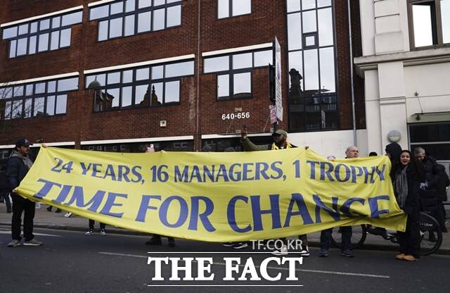 토트넘의 변화를 요구하며 거리 시위를 하고 있는 토트넘 팬들./런던=AP.뉴시스