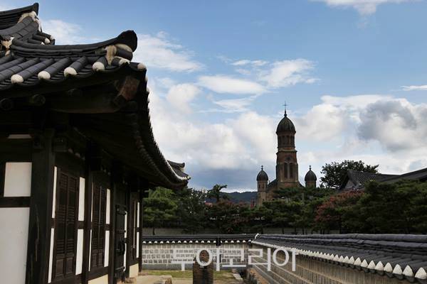 전주 한옥마을 경기전에서 바라본 전동성당/사진제공-전주시