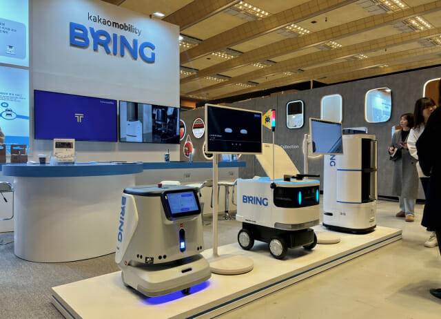 카카오모빌리티가 '2025 호텔페어'에서 로봇 서비스 '브링(BRING)'을 소개했다. (사진=지디넷코리아)