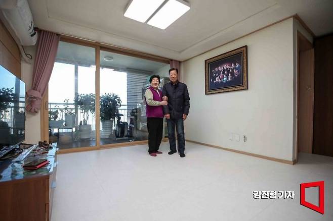 윤수근 할아버지와 방희연 할머니가 지난해 11월 18일 서울 양천구 목동 한 아파트 거실에서 안심퍼즐매트 시공을 마친 뒤 나란히 서 있다. 강진형 기자