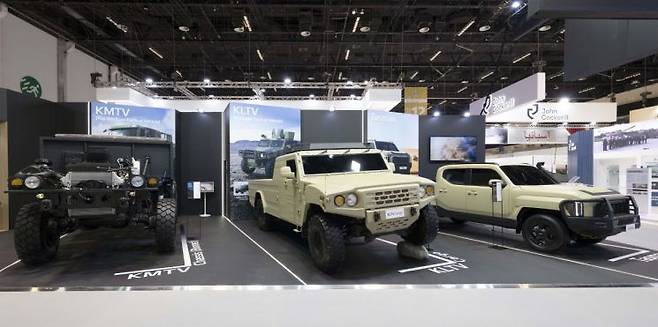 UAE IDEX 2025 기아 부스에 전시된 (사진 왼쪽부터) 중형표준차 보닛형 베어샤시, 소형전술차 2인승 카고, 타스만 쇼카. 기아 제공
