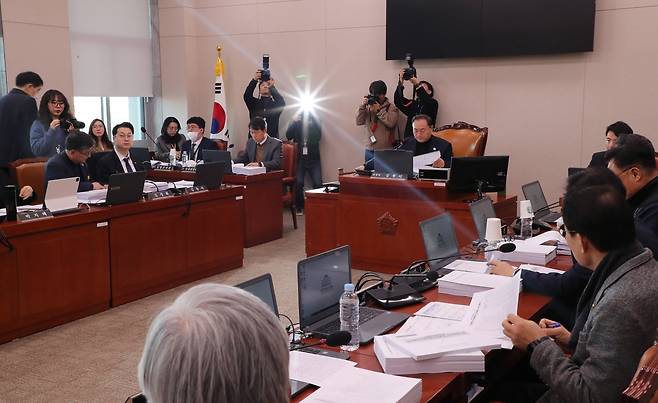 김원이 산자위 법안소위원장이 17일 서울 여의도 국회에서 열린 산업통상자원중소벤처기업위원회 산업통상자원특허소위원회에서 반도체법과 에너지3법(고준위특별법, 전력망특별법, 해상풍력특별법) 등 법안을 상정하고 있다./남강호 기자