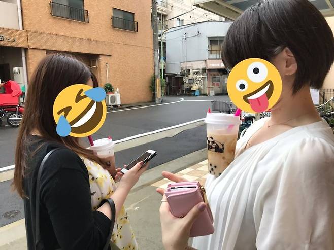 16b41c02d11457d66.jpg 걸어다닐 때 음료 받침대가 없다면? feat. 일본녀