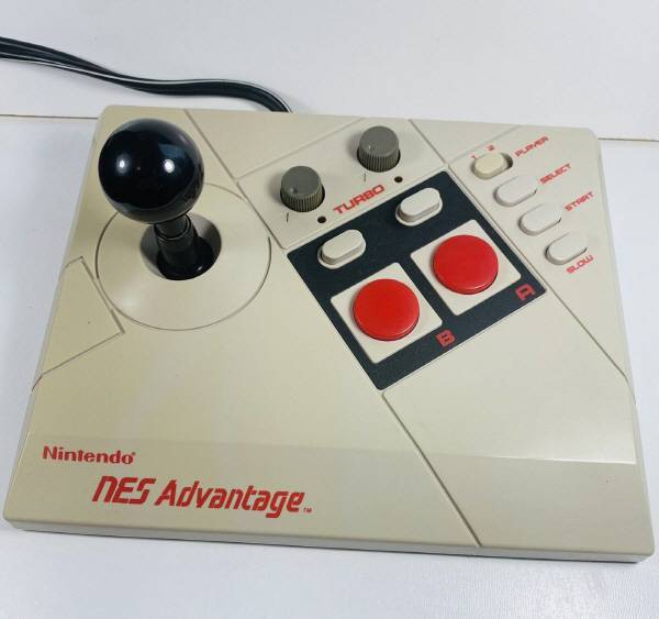 설명처럼 패미콤에는 조이패드가 워낙 잘 나와서.. 조이스틱이 크게 필요 없었죠. 북미판으로는 출시된 적이 있다