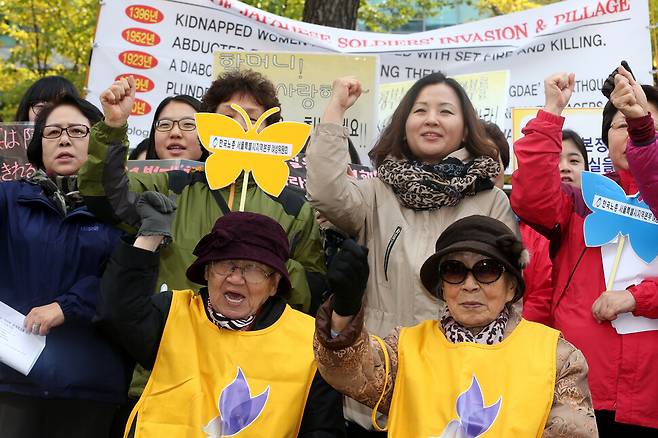 2012년 10월31일 낮 서울 종로구 중학동 주한일본대사관 앞에서 열린 1046차 수요시위. 길원옥(앞줄 왼쪽)·김복동 할머니와 참가자들이 일본의 사죄와 배상을 촉구하고 있다. 이정아 기자 leej@hani.co.kr