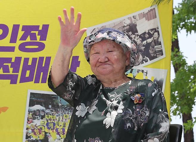2019년 6월5일 서울 종로구 옛 일본대사관 앞 평화로에서 열린 일본군 성노예제 문제해결을 위한 제1390차 수요시위에서 일본군 ‘위안부’ 피해자인 길원옥 할머니가 참석자들에게 손인사를 하고 있다. 강창광 기자 chang@hani.co.kr