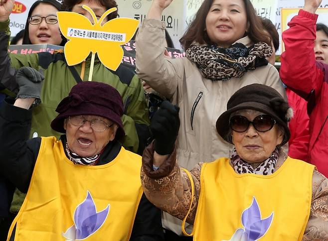 2012년 10월31일 낮 서울 종로구 중학동 주한일본대사관 앞에서 열린 1046차 수요시위. 길원옥(앞줄 왼쪽)·김복동 할머니와 참가자들이 일본의 사죄와 배상을 촉구하고 있다. 이정아 기자 leej@hani.co.kr