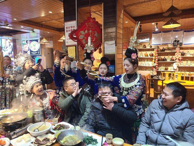 지난해 12월 26일 중국 구이저우성 첸둥난주 먀오족 자치구의 한 식당에서 먀오족 전통 의상을 입은 종업원들이 노래를 부르며 손님에게 술을 따르고 있다. 먀오족 종업원도 있지만 한족 종업원이 더 많다고 식당 직원은 귀띔했다. 첸둥난=조영빈 특파원