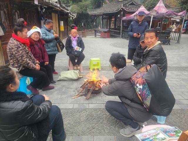 지난해 12월 26일 중국 구이저우성 첸둥난주 먀오족 자치주에서 먀오족 노인들이 곁불을 쬐고 있다. 첸둥난=조영빈 특파원