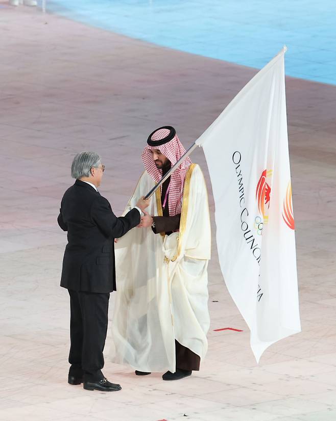 <yonhap photo-5938="">14일 중국 하얼빈 국제 컨벤션 전시 스포츠센터에서 열린 제9회 하얼빈 동계아시안게임 폐회식에서 차기 대회 개최지인 사우디아라비아의 관계자가 대회기를 이양받고 있다. [연합뉴스]</yonhap>