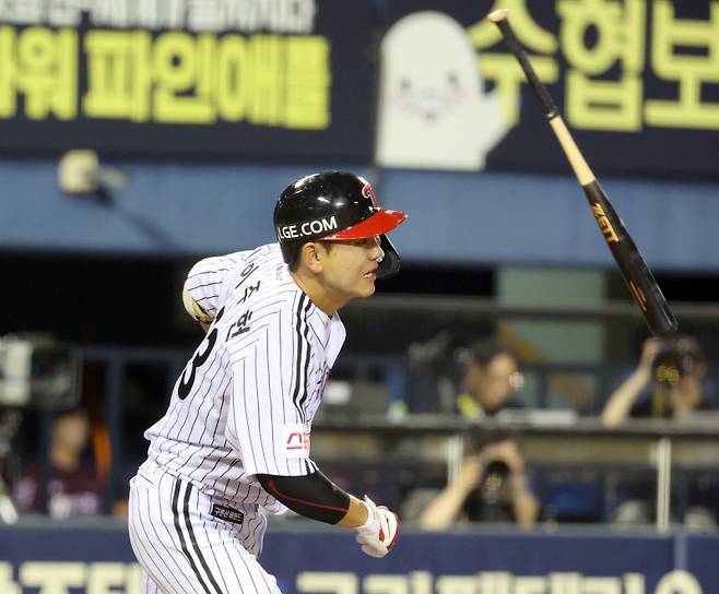 26일 오후 서울 잠실야구장에서 열린 프로야구 키움과 LG 경기. LG 이주헌이 5회 우전 안타를 날리고 있다. 잠실=정시종 기자 capa@edaily.co.kr /2024.09.26.
