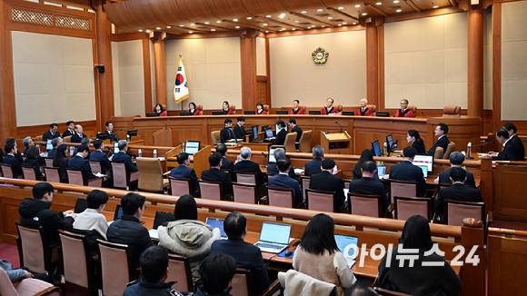 윤석열 대통령이 출석한 가운데 지난 13일 오전 서울 종로구 헌법재판소에서 탄핵심판 8차 변론이 열리고 있다. 오른쪽 맨 끝에 공석 중인 헌법재판관 좌석이 보이고 있다. 2025. 2. 13.[사진=사진공동취재단]