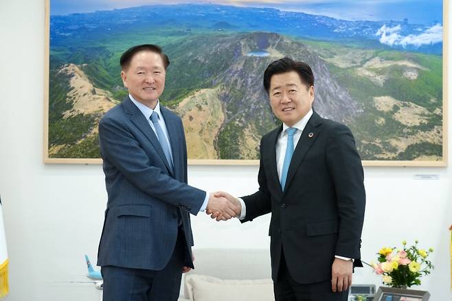 오영훈 제주도지사(오른쪽)와 우기홍 대한항공 대표이사 부회장이 면담을 마치고 악수를 나누고 있다. (제주도 제공)