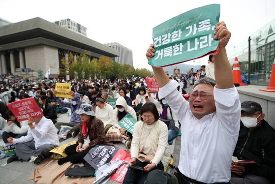 지난해 10월 27일 오후 서울 광화문 일대에서 열린 한국교회 200만 연합예배 및 큰 기도회에서 참가자들이 기도하고 있다. 연합예배의 목표는 동성혼·차별금지법 제정 저지와 200억원 후원금 모금이었다. 뉴스1