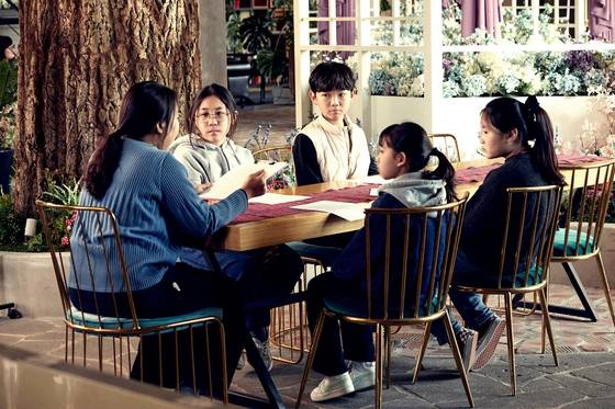 소중 학생기자단이 심정원(맨 왼쪽) 해찬송학 김 대리와 함께 김에 대한 여러 이야기를 나눴다.