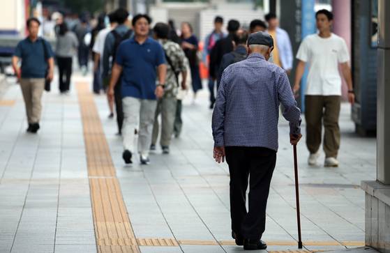 서울의 한 길거리에서 어르신이 이동하고 있다. 뉴스1