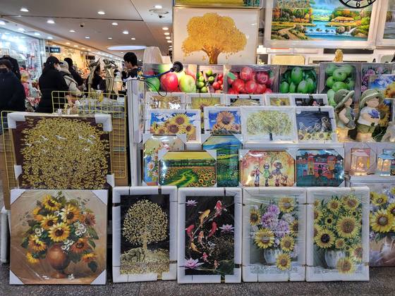 지난 14일 서울 서초구 강남고속버스터미널 지하상가의 인테리어 용품 가게에 '재복을 부르는 그림들'이 진열되어 있다. 해바라기 그림들이 특히 많다. 문소영 기자