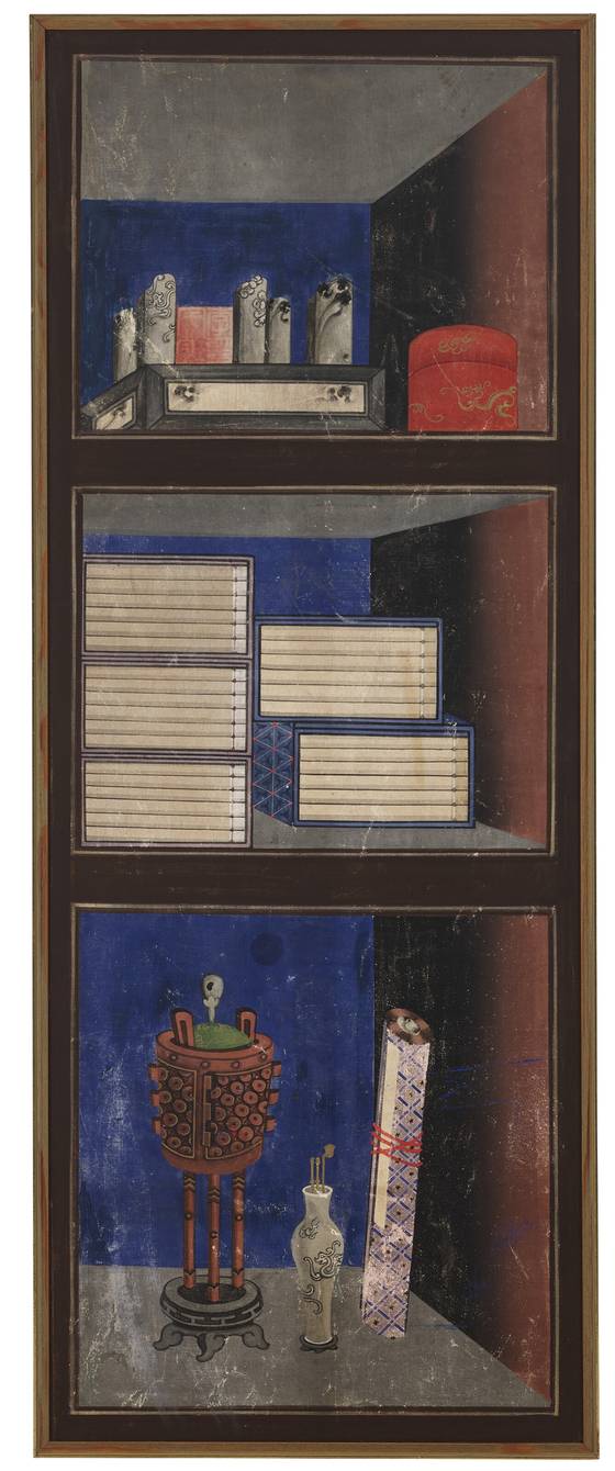 이택균 필 '책거리 10폭 병풍'의 오른쪽 부분 확대. 맨위 서가에 있는 인장들 틈에 이택균 자신의 이름이 새겨진 인장이 보인다.  [사진 크리스티]