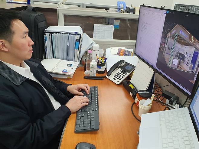 박한조 매니저가 두바이 아랍 헬스 전시회 결과를 정리하고 있다. 윤현주 기자