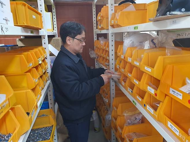 권일중 자재관리부 팀장이 부품 수량을 확인하고 있다. 윤현주 기자