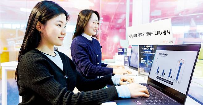 2025년형 LG 그램 프로 신제품을 체험할 수 있는 ‘그램 프로 AI 스페이스’ 팝업스토어 방문객들이 제품 체험존에서 인텔의 차세대 프로세서 애로우레이크·루나레이크가 탑재된 2025년형 LG 그램 프로의 성능을 체험하고 있다. LG전자는 ‘그램 프로 AI 스페이스’ 팝업스토어를 3월 30일까지 서울 영등포구 ‘그라운드220’에서 운영한다.  LG전자 제공