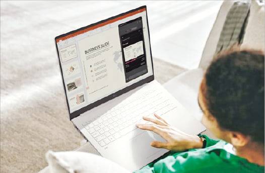 사용자가 인텔의 차세대 프로세서 애로우레이크·루나레이크가 탑재된 2025년형 LG 그램 프로를 활용해 문서 작업을 하고 있다. LG전자 제공
