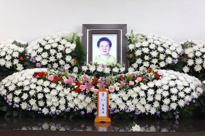 일본군 위안부 피해자인 길원옥 할머니가 지난 16일 오후 향년 97세 일기로 별세했다. 17일 인천 연수구 인천적십자병원 장례식장에 일본군 위안부 피해자인 길원옥 할머니 빈소가 마련돼 있다. 정부에 등록된 위안부 피해자는 총 240명으로 그중 7명이 생존해 있다. 90~95세가 2명, 96세 이상은 5명, 평균연령은 95.7세다. 연합뉴스