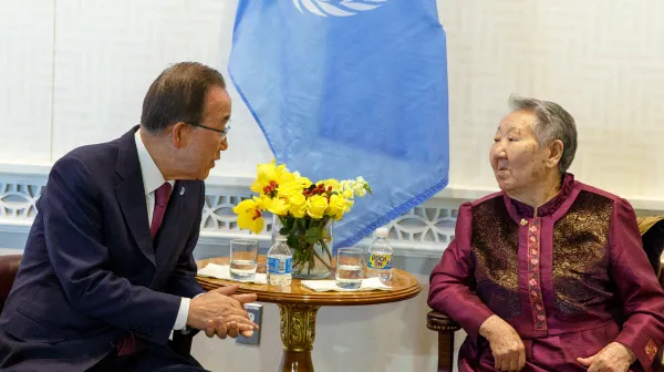 반기문 유엔 사무총장(왼쪽)이 2016년 3월 11일(현지시간) 미국 뉴욕 유엔본부에서 일본군 위안부 피해자 길원옥 할머니를 만나 이야기하고 있다. 반 총장이 유엔 사무총장으로서 위안부 피해자 할머니를 만난 것은 처음이다. 연합뉴스