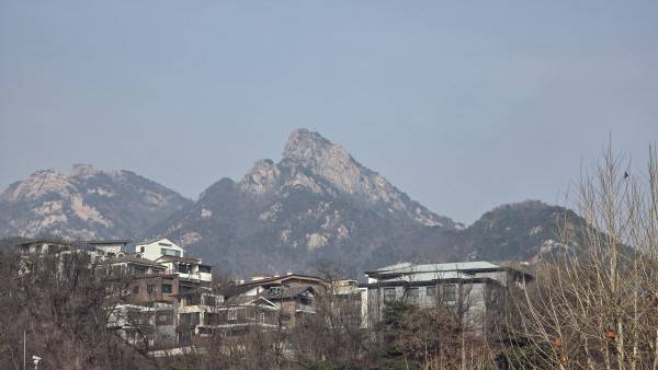 같은 장소에서 갤럭시S25 울트라 후면 카메라로 북한산을 5배 줌으로 촬영한 모습. 선명하게 보인다. 정옥재 기자