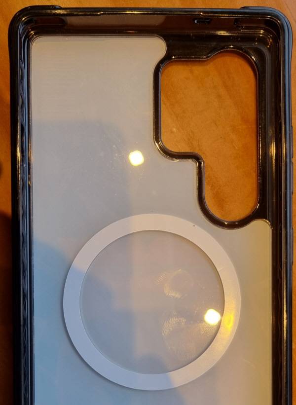 갤럭시S25 울트라 정품 케이스 안쪽 마그넷 모습. 정옥재 기자