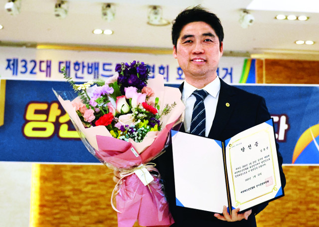 김동문 대한배드민턴협회장이 지난달 대전에서 열린 제32대 대한배드민턴협회장 선거에서 당선된 뒤 꽃다발과 당선증을 들고 기념촬영하고 있다. 연합뉴스