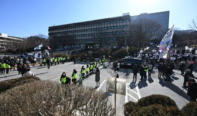 거리를 둔 채 진행되는 집회.