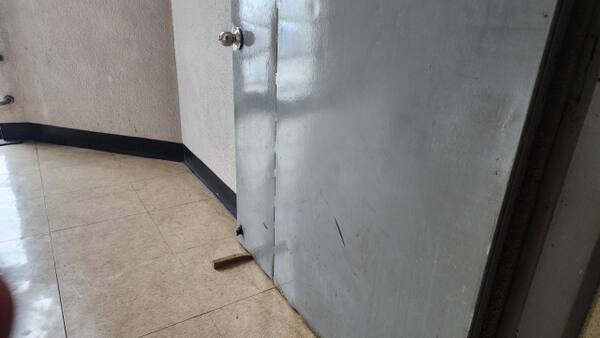 같은 날 성남시 분당구의 한 상가 대피 계단으로 통하는 방화문에도 부식된 도어스토퍼와 함께 고임목으로 문을 개방해 놓은 모습. 한준호기자