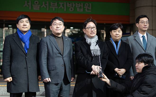 서울서부지방법원 난동 사건 현장방문에 나선 박범계 국회 법제사법위원회 더불어민주당 간사를 비롯한 의원들이 17일 오전 서울 마포구 서부지법에서 언론 브리핑을 하고 있다. [사진 = 뉴스1]