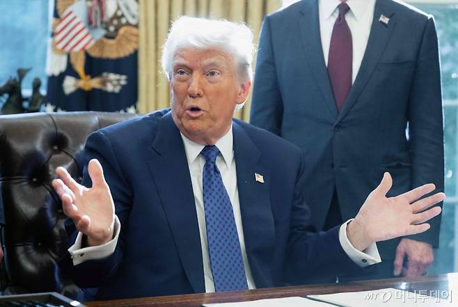 도널드 트럼프 미국 대통령이 지난 14일(현지시간) 워싱턴 백악관에서 열린 행정명령에 서명 행사서 “수입되는 자동차에 대한 관세를 오는 4월 2일께 내놓을 계획이다”고 밝히고 있다. / AFP=뉴스1