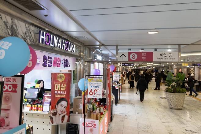 서울교통공사는 지하철 상가 임대료 연체 요율을 민간 수준인 6%로 인하한다고 17일 밝혔다. 서울의 한 지하철 상가. /사진=서울교통공사 제공