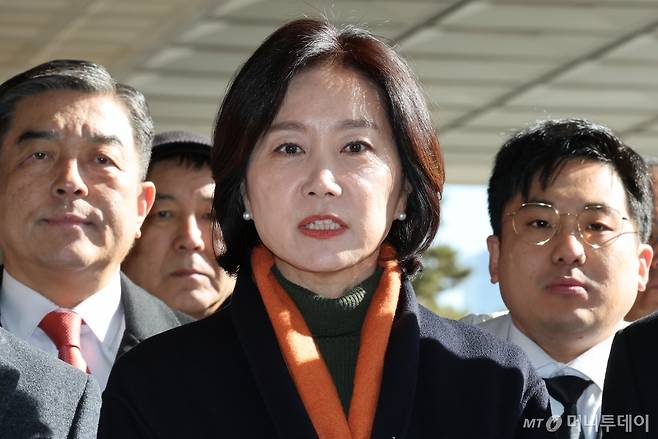 (서울=뉴스1) 박세연 기자 = 허은아 개혁신당 전 대표가 13일 이준석, 천하람 의원을 부정부패 의한 업무상배임 혐의로 고발장을 접수 하기 위해 서초구 서울중앙지방검찰청으로 들어서며 취재진 질문에 답하고 있다. 2025.2.13/뉴스1  Copyright (C) 뉴스1. All rights reserved. 무단 전재 및 재배포,  AI학습 이용 금지. /사진=(서울=뉴스1) 박세연 기자