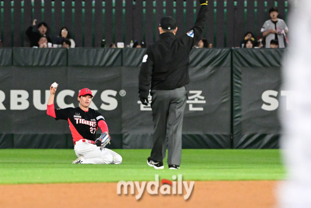 2024년 4월 18일 인천SSG랜더스필드에서 진행된 '2024 신한 SOL 뱅크 KBO 리그' 기아-SSG의 경기. KIA 김호령이 6회말 1사 박성한의 타구를 다이빙캐치로 잡은 뒤 볼을 던져주고 있다./마이데일리
