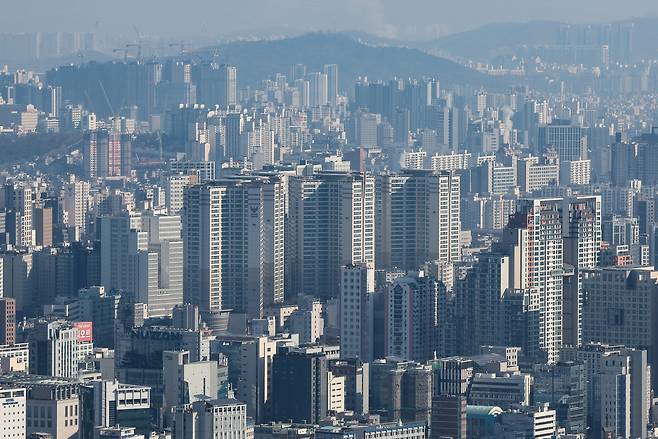 서울 시내의 아파트. [연합]